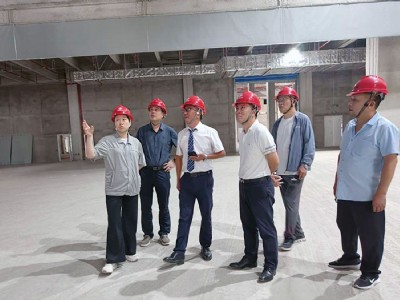 中天智匯安裝總經(jīng)理鄭柏路到萬向創(chuàng)新聚能城項(xiàng)目高溫慰問檢查